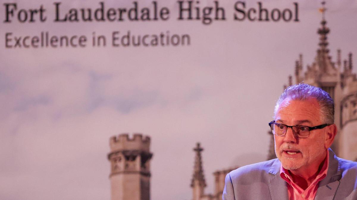 El superintendente Peter B. Licata pronuncia el discurso de apertura en la primera de las tres reuniones públicas de las Escuelas Públicas del Condado Broward para discutir la posibilidad de cierre de escuelas debido a la falta de inscripciones.