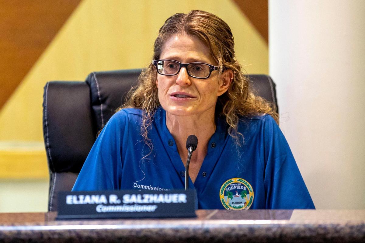 La comisionada Eliana Salzhauer se dirige a la comisión de la ciudad de Surfside y a los electores durante una reunión en el Ayuntamiento en Surfside, Florida, el martes 8 de marzo de 2022.