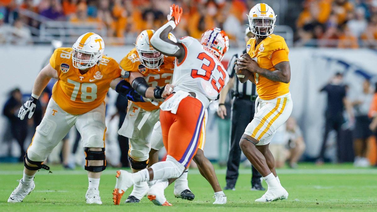 Tennessee Volunteers quarterback Joe Milton III (7)sets up to pass in the first quarter against the Clemson Tigers at Hard Rock Stadium in Miami Gardens, Florida on Friday, December 30, 2022.