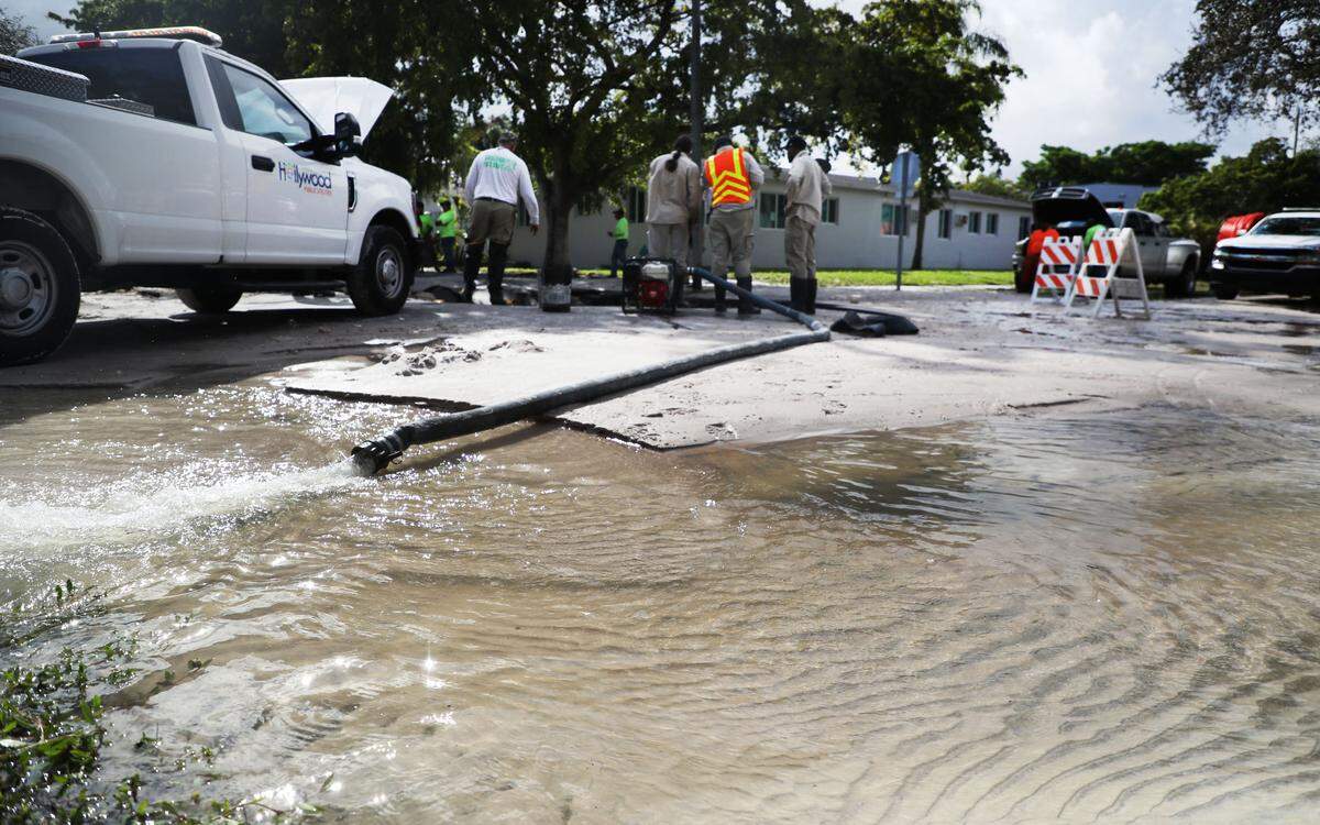 Crews assess the damage of a water main break that created a large sinkhole along Washington Street and 19th Ave in Hollywood on Wednesday, Dec. 21, 2022.