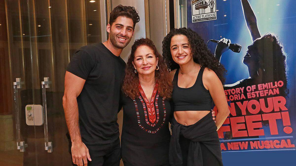 La superestrella internacional Gloria Estefan con Jason Canela (Emilio Estefan) y Claudia Yáñez (Gloria Estefan), las estrellas de “On your feet!” en el Actors' Playhouse en el Miracle Theatre.

