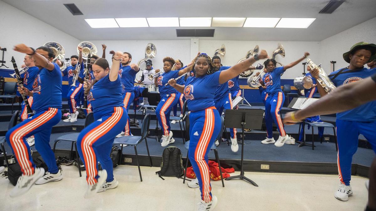 La banda de marcha ROAR de la Universidad Memorial de la Florida (FMU) interpretando su canción insignia "FloMo Groove" el viernes 9 de junio de 2023, en Miami Gardens, Florida.