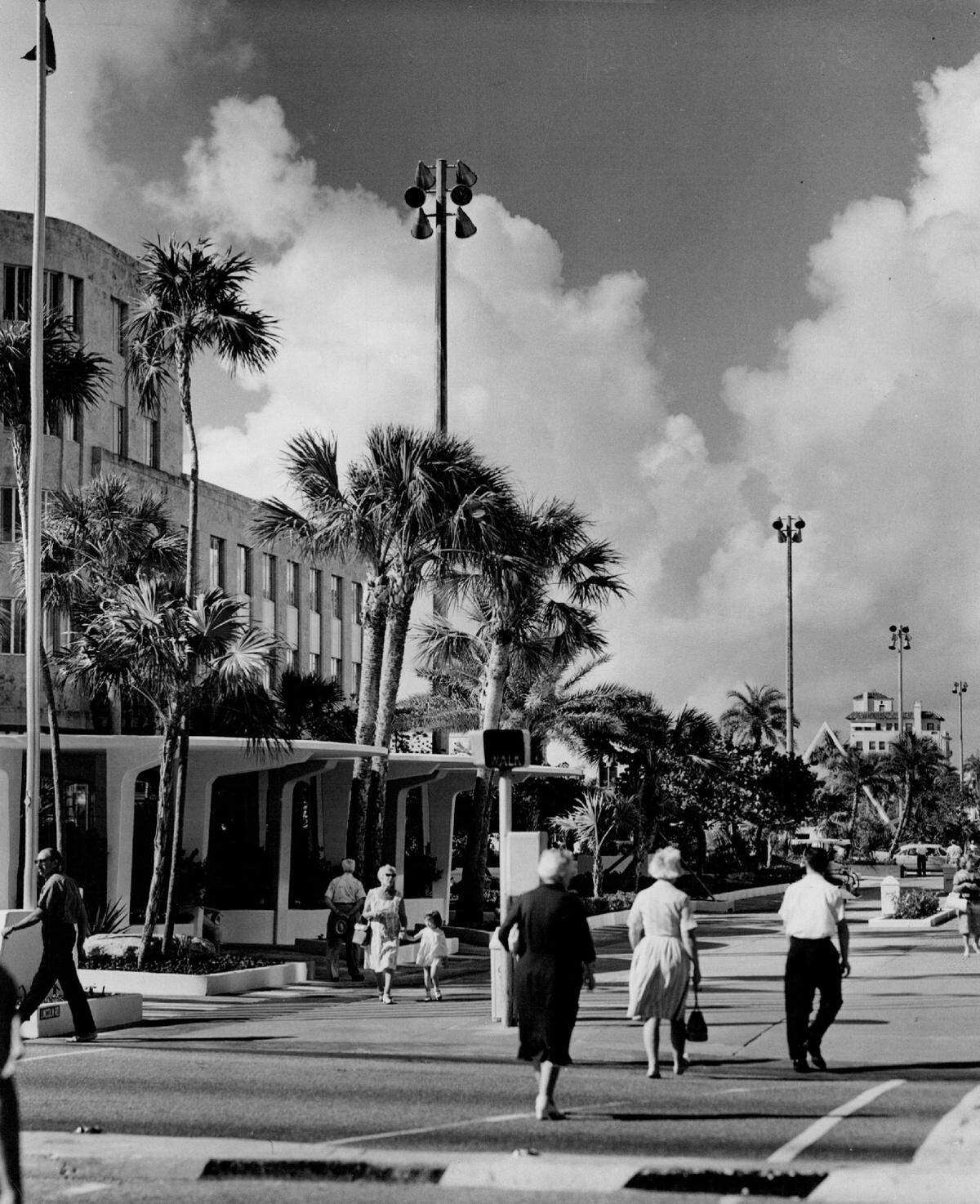 Shoppers on Lincoln Road in 1995.