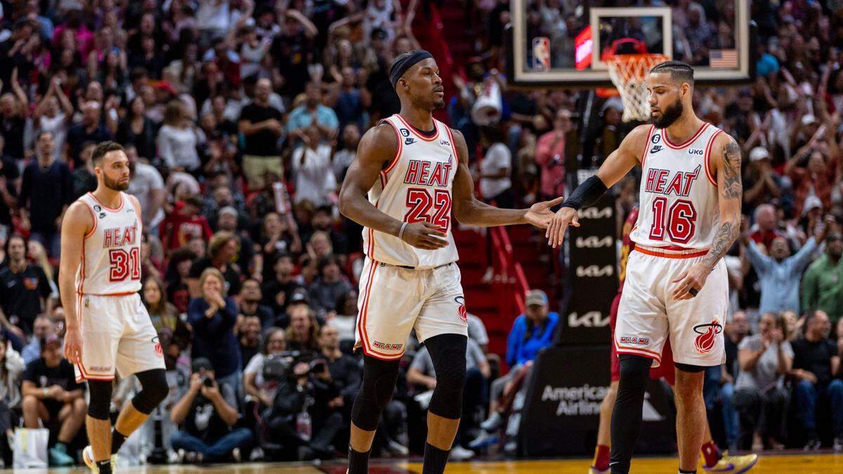 El jugador del Heat Jimmy Butler (22) celebra con Caleb Martin tras anotar en el partido ante los Cavaliers de Cleveland, celebrado el 10 de marzo de 2023 en Miami.