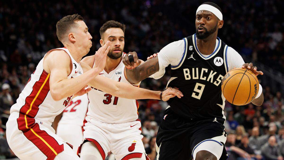 El delantero de los Bucks, Bobby Portis (9), entra al aro ante la marca de Duncan Robinson, del Heat de Miami (izq.), en el segundo juego de la serie de playoffs, celebrado el 19 de abril de 2023 en el Fiserv Forum de Milwaukee.