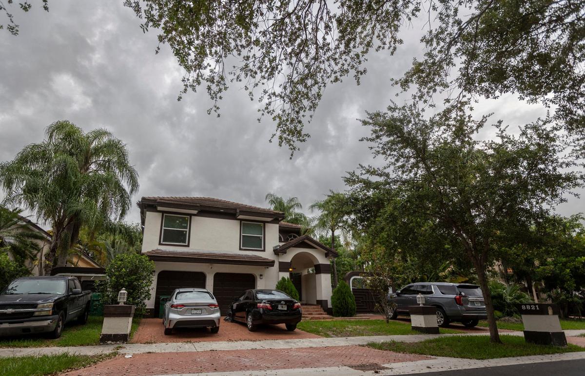 En 8821 NW 153rd Terrace en Miami Lakes, la empresa de Angélica Pacheco, Florida Life Recovery and Rehabilitation LLC, operaba una casa de desintoxicación. Muchos vecinos de Miami Lakes denunciaron disturbios, vandalismo y agresiones en la casa de cuatro dormitorios convertida en centro de rehabilitación en el vecindario. Estos incidentes llevaron al menos a un antiguo propietario a mudarse.