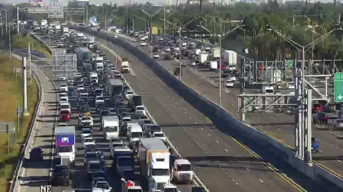 A major crash on I-95 near Pembroke Road in Broward County closed southbound express lanes, causing significant traffic delays on Friday morning.