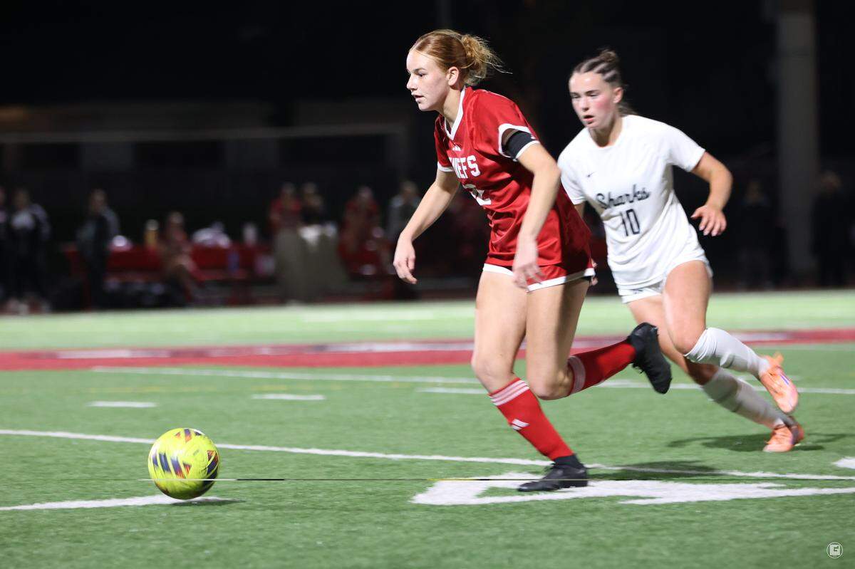 Cardinal Gibbons’ Shiloh Simmons dribbles downfield during last week’s District 13-3A final against NSU University School.