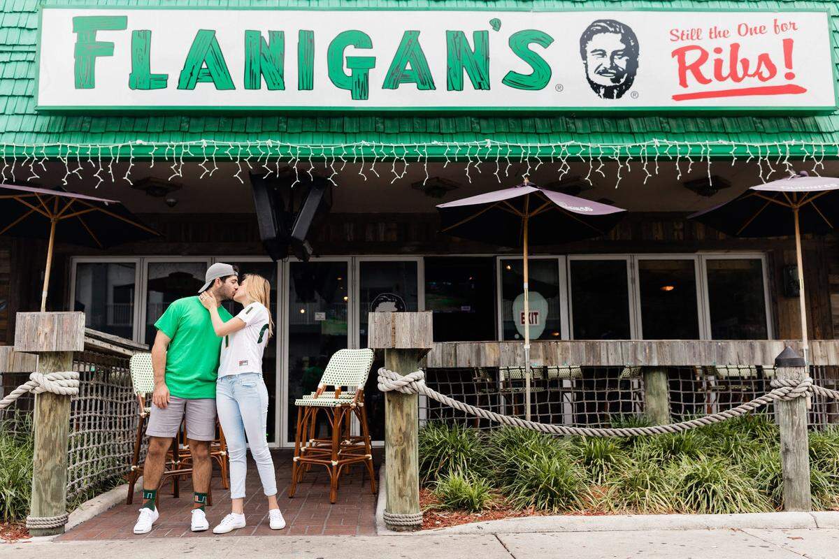 José “Tuto” Moreiras and Elisa Cantero met at a Flanigan’s Seafood Bar and Grill two years ago — so they decided to take their engagement photos there. The couple share Moreiras’ favorite dish there, chicken wings.