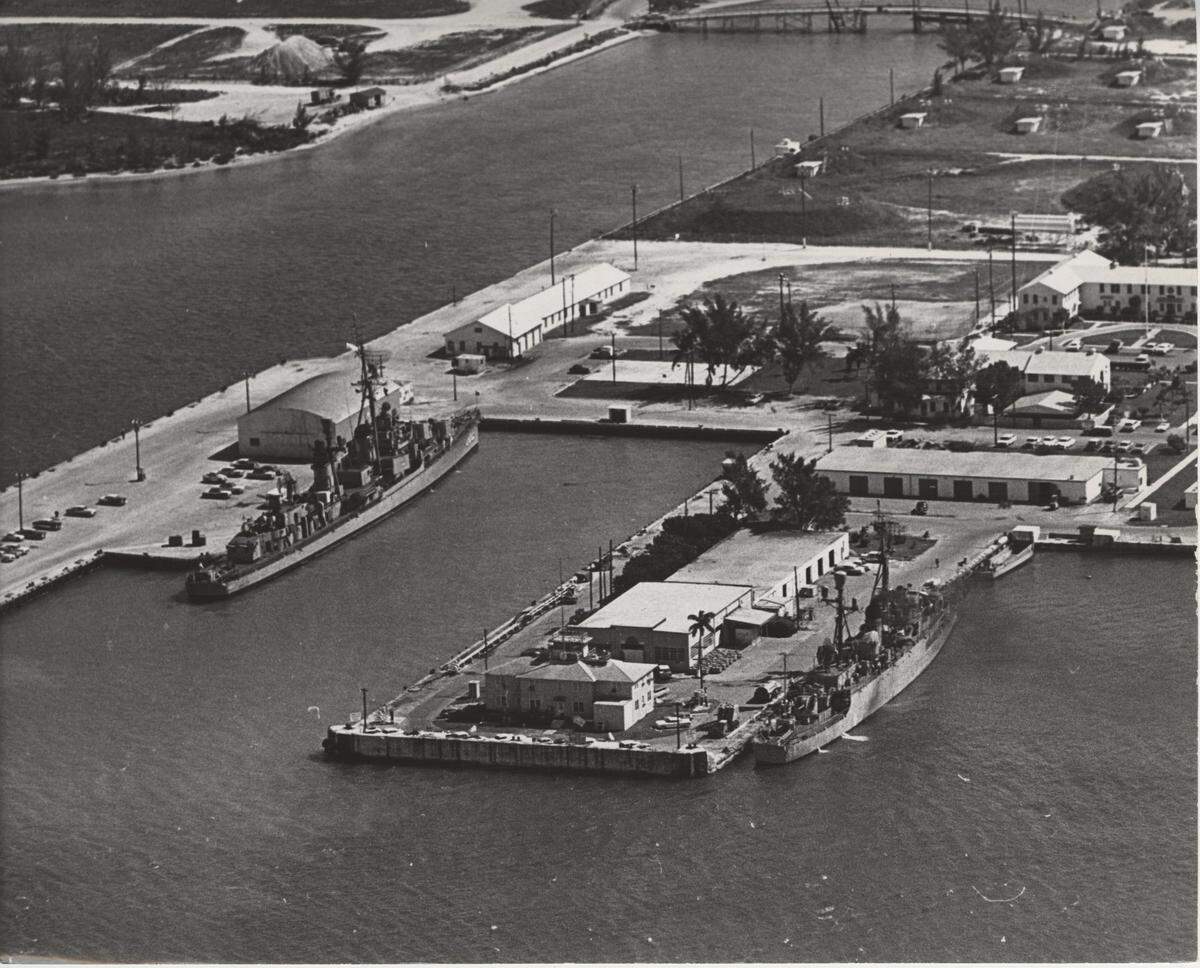 10/25/1962: Destructores de la Marina en el muelle de Cayo Hueso.