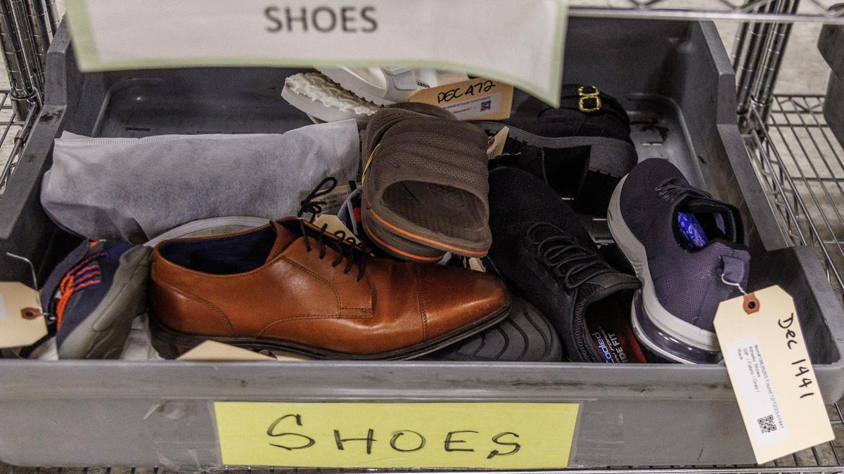 Vista de los objetos dejados por los pasajeros, incluidos zapatos, almacenados en el departamento de Objetos Perdidos del Aeropuerto Internacional de Miami hasta que sus dueños los reclamen, el martes 13 de diciembre de 2023.