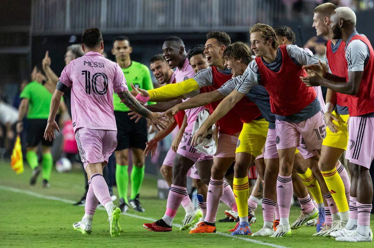 Lionel Messi celebrates with his teammates after scoring the game-winning goal against Cruz Azul.