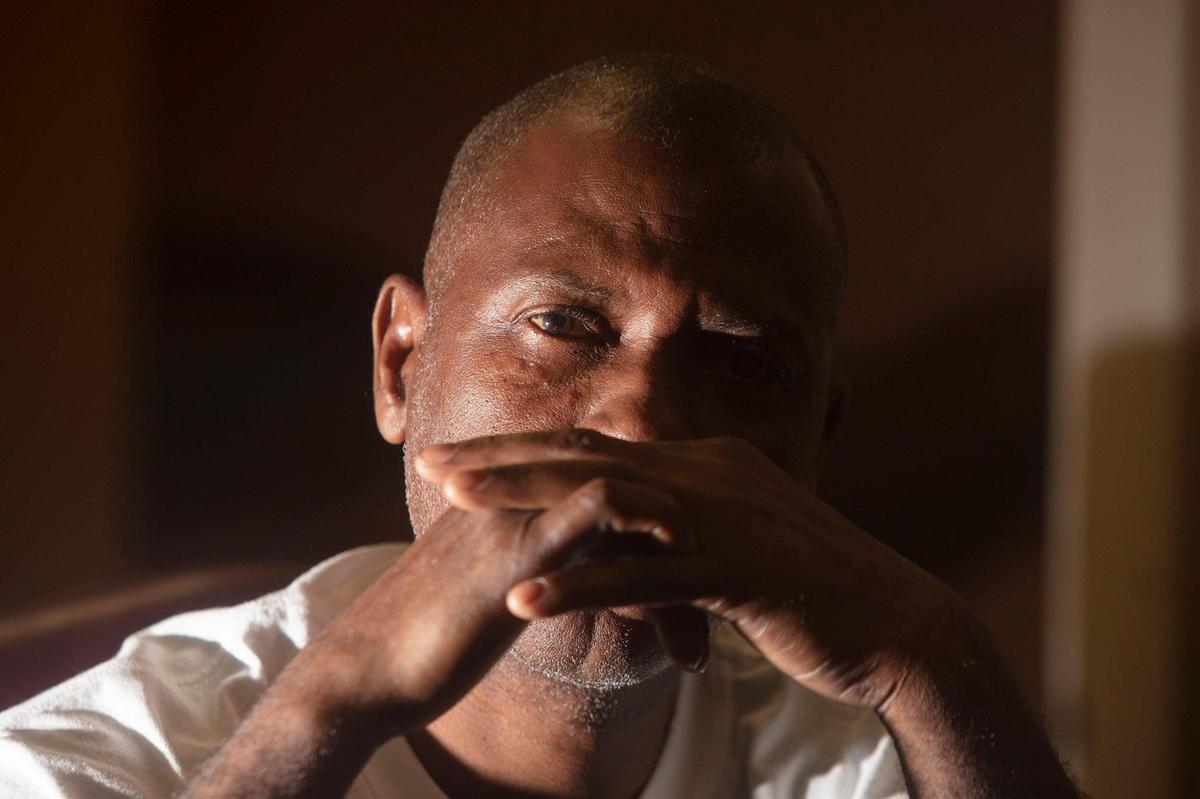 Harold, un inmigrante haitiano, reflexiona sobre la dolorosa decisión de quedarse o autodeportarse después de perder su Estatus de Protección Temporal, el viernes 28 de marzo de 2025, en Miami Gardens.