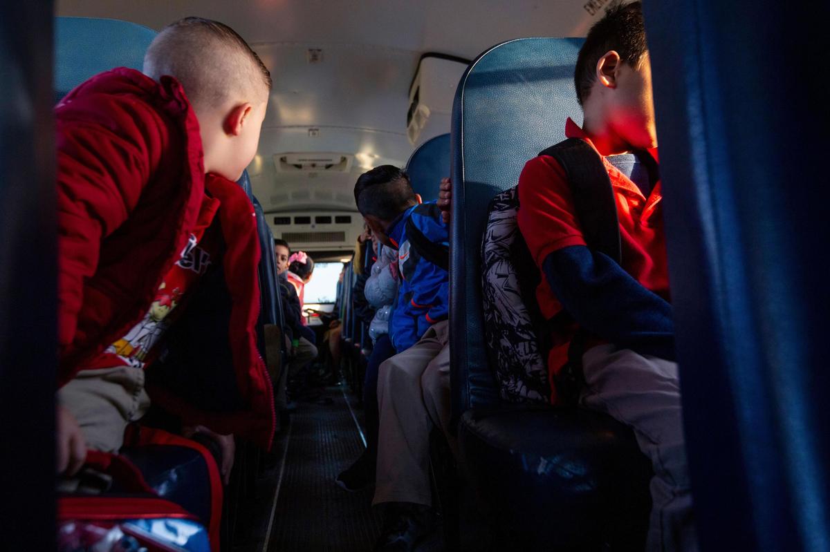 Niños de un campamento secreto de migrantes en el sur de Miami-Dade van a la escuela en un autobús.