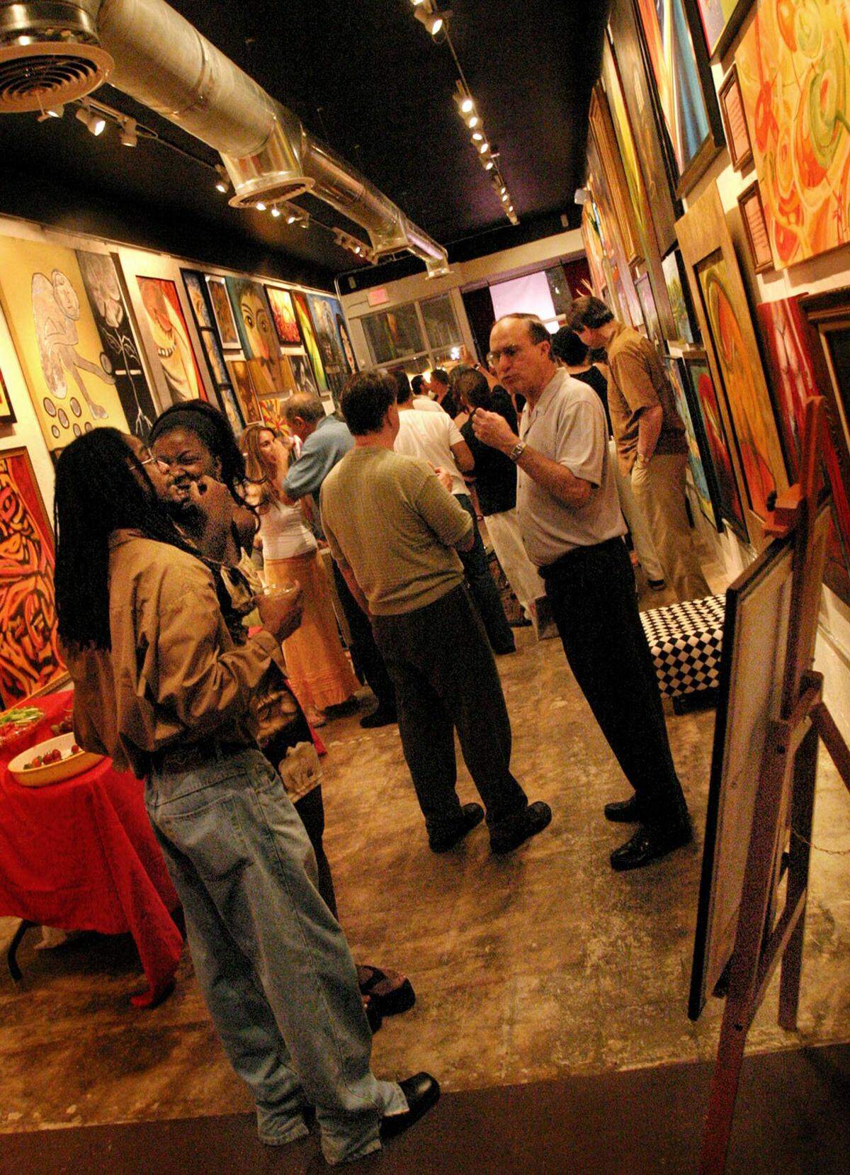 In 2005, art patrons and artists packed the newest addition to downtown Hollywood’s art scene during the city’s latest Art Walk.