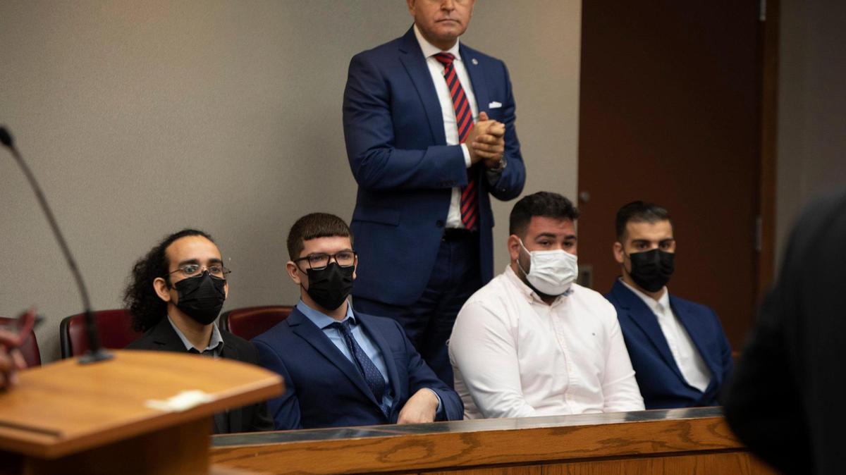 De izquierda a derecha, Adonis Díaz, Juan López, Pablo Romo y Luis Alonso fueron condenados el lunes por un delito de odio por golpear a dos homosexuales en South Beach durante un fin de semana del orgullo gay en 2018. El abogado Greg González está detrás de ellos.