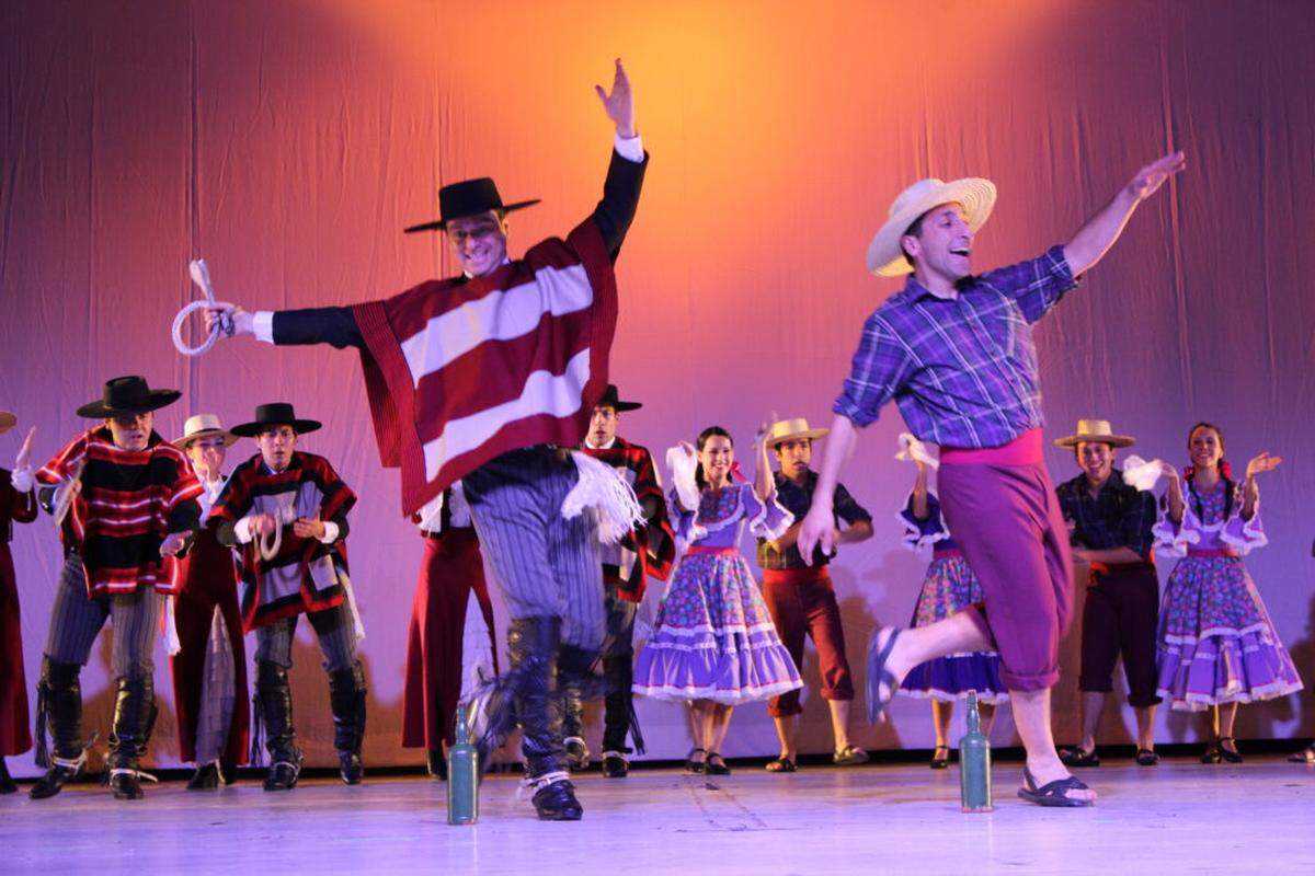 One dance depicts a competition between the guaso (a Chilean countryman and skilled horseman) and a very characteristic figure known as the gañán, the farm worker.