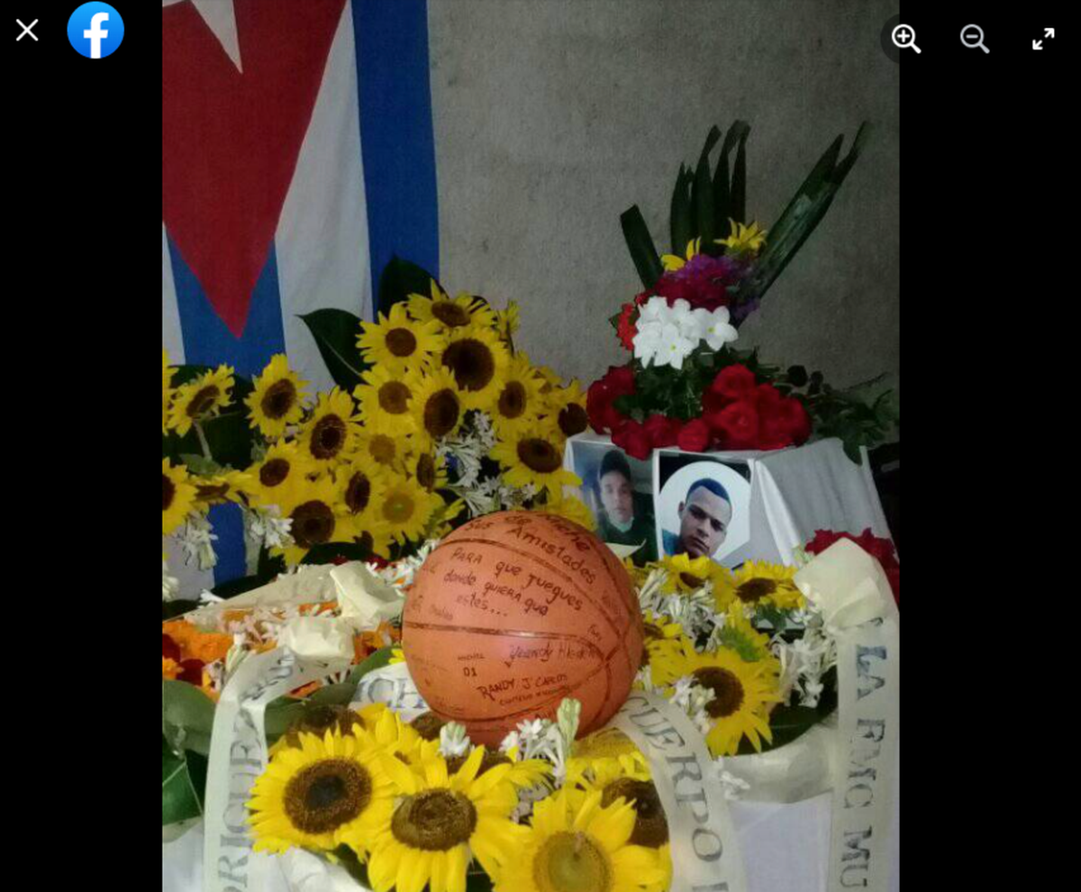 Un CDR en Santa Cruz, una urbanización costera a medio camino entre La Habana y Matanzas, publicó fotos de un homenaje a Michel Rodríguez Román, de 20 años, un recluta del servicio militar que se encuentra entre los 14 bomberos que probablemente fallecieron en un incendio que devastó una instalación de almacenamiento de petróleo en el puerto. de Matanzas.