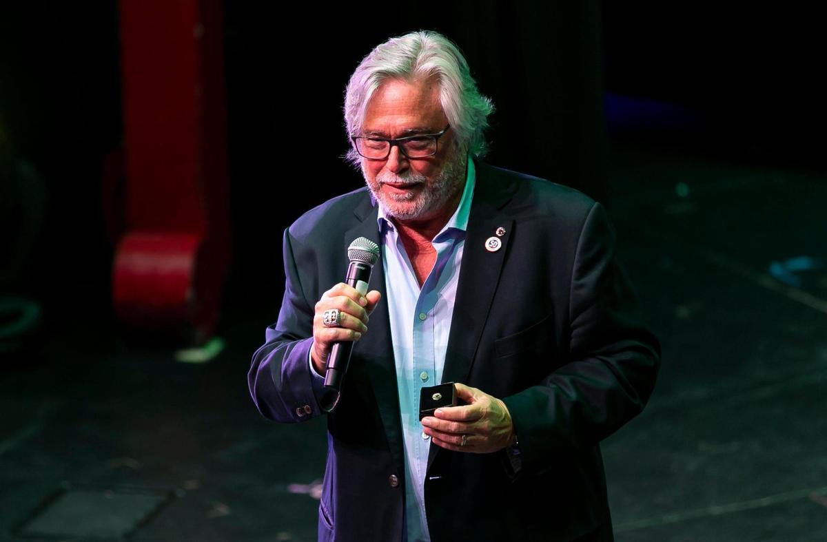 El presidente de la junta directiva de Carnival Corporation, Micky Arison, habla durante el evento del 50 aniversario de Carnival a bordo del Carnival Conquest mientras estaba atracado en PortMiami, el viernes 11 de marzo de 2022.