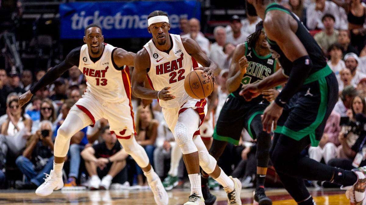 La estrella del Heat, Jimmy Butler (22), conduce la pelota durante la segunda mitad ante los Celtics de Boston, en el Juego 3 de las Finales de la Conferencia Este, celebrado el 21 de mayo de 2023 en Miami.
