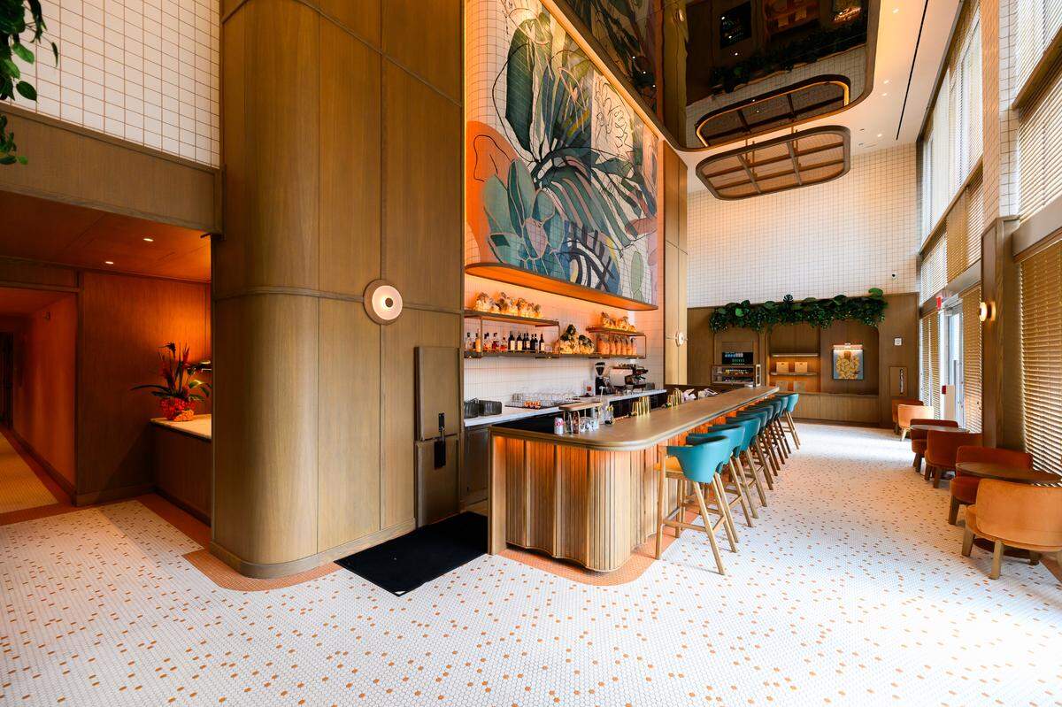 La zona de cafetería se convierte en el bar de cocteles y vinos Shade por la noche en The B100M, en Miami.
