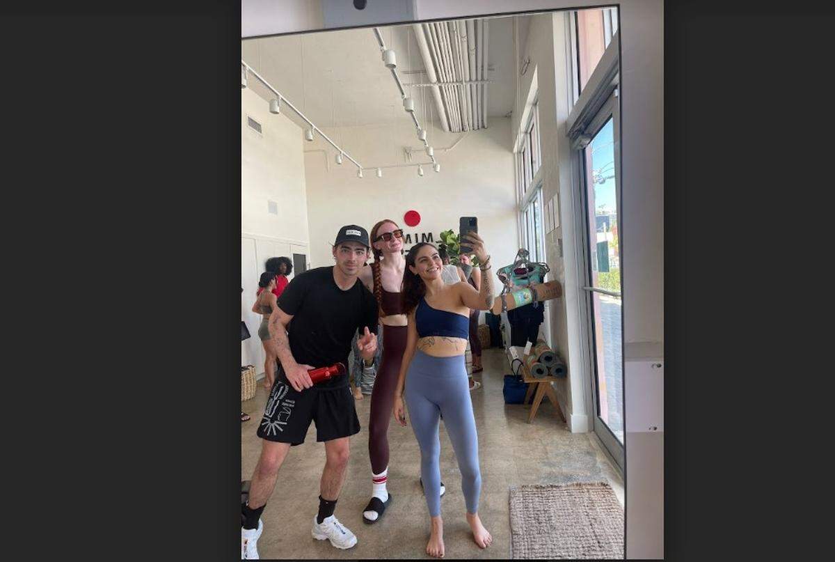 Mimi Yoga Studio just got hotter thanks to Joe Jonas and Sophie Turner who sweat it out on February 22, 2023