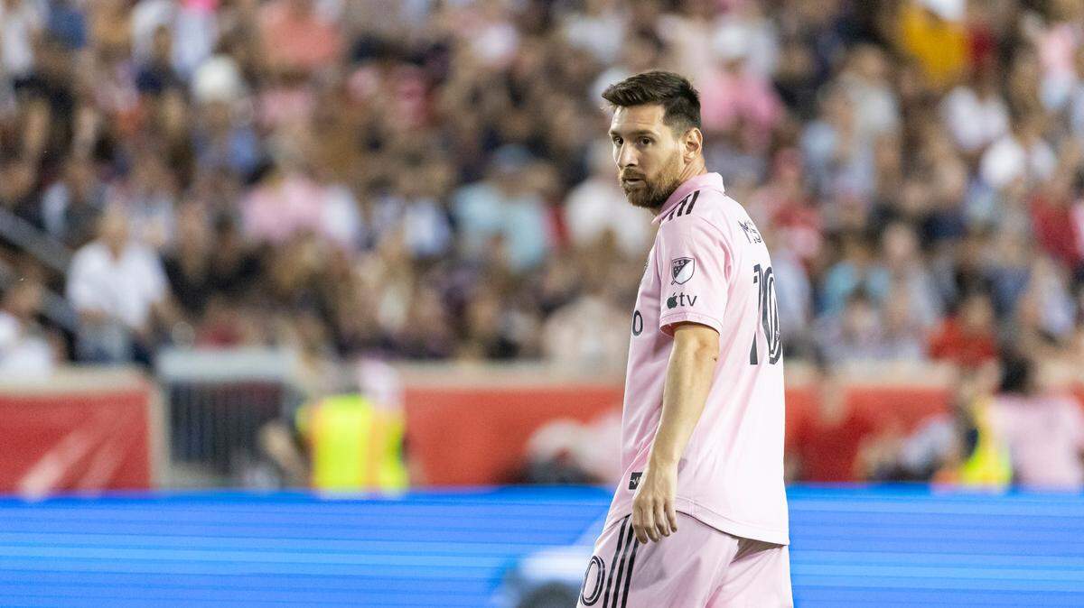 El delantero del Inter Miami Lionel Messi (10) observa la segunda mitad de un partido de la MLS contra los New York Red Bulls en el Red Bull Arena el sábado 26 de agosto de 2023 en Harrison, Nueva Jersey.