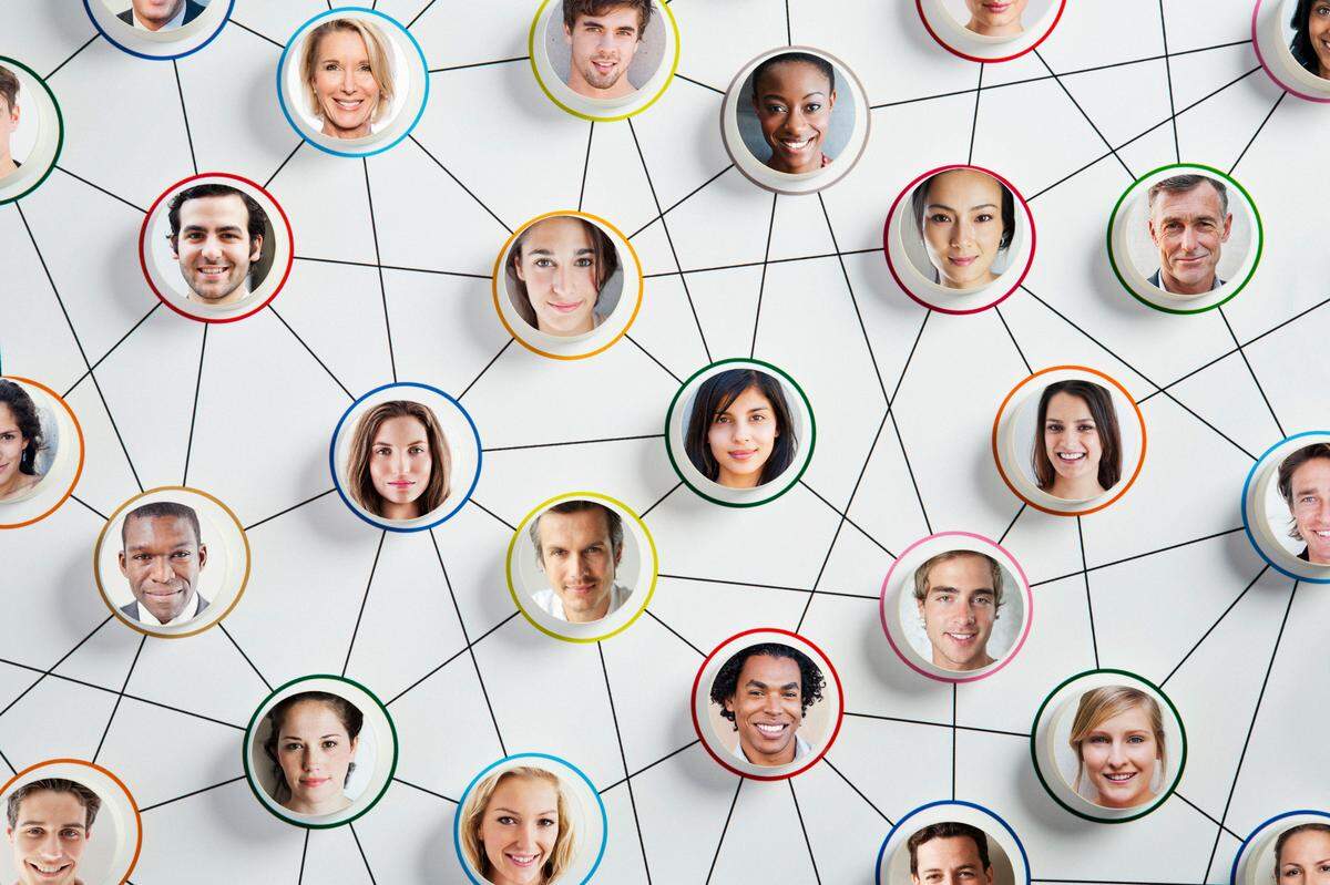 Piensa en las interacciones post-COVID como en una red social. Las personas más cercanas a ti recibirán abrazos y besos. Las personas menos conectadas contigo (las personas cuyo círculo está más alejado de ti) solo recibirán un "Hola", un abrazo al aire o un choque de puños.