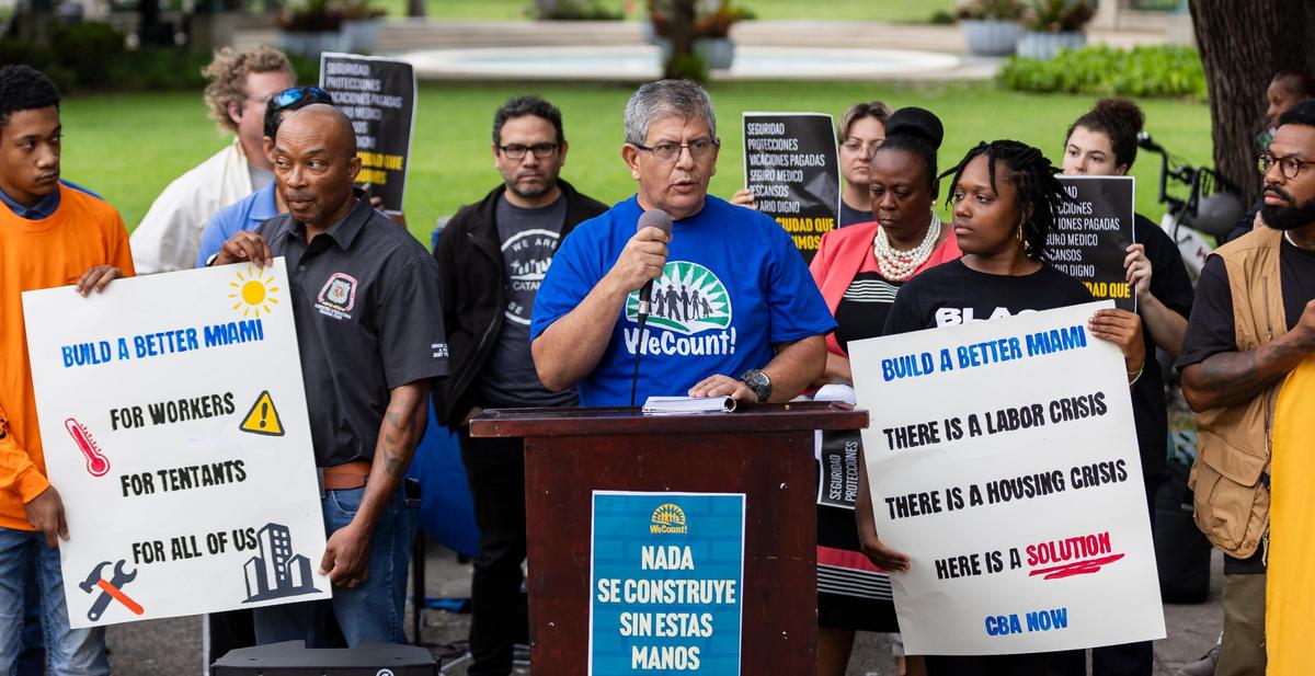 Arturo Rizo, electricista, habla durante una conferencia de prensa afuera del Government Center el miércoles 16 de octubre de 2024, en el centro de Miami, Florida. La conferencia de prensa fue realizada por WeCount, un grupo de defensa que organiza a los trabajadores al aire libre, que pide mejores condiciones de trabajo, salarios más altos y beneficios de salud para los trabajadores de la construcción.