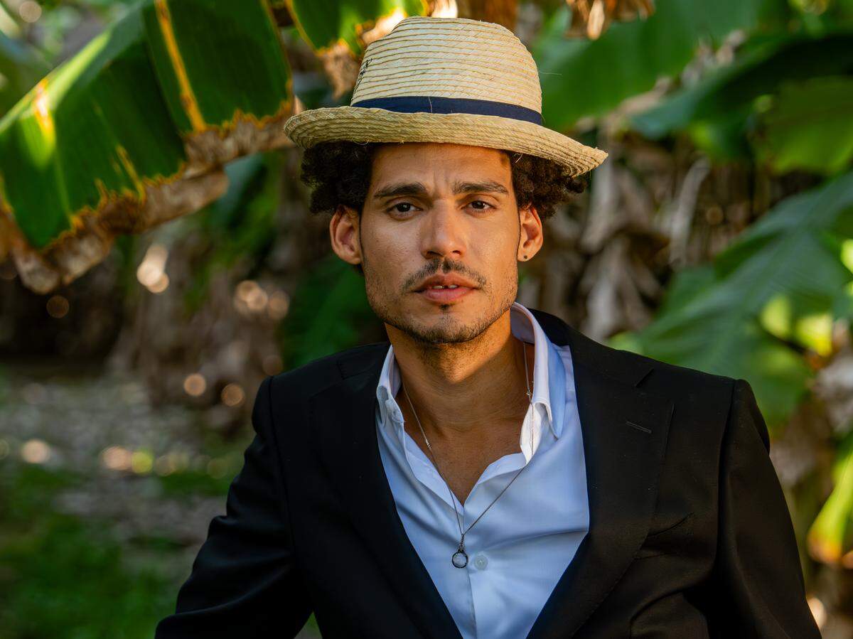 Ronkalunga, born in Baracoa in the eastern region of Cuba, is a practitioner of traditional Cuban rhythms such as son, as well as of compositions featuring the playful, double-entendre-laden touch that distinguished the musicians of the “vieja trova” tradition.