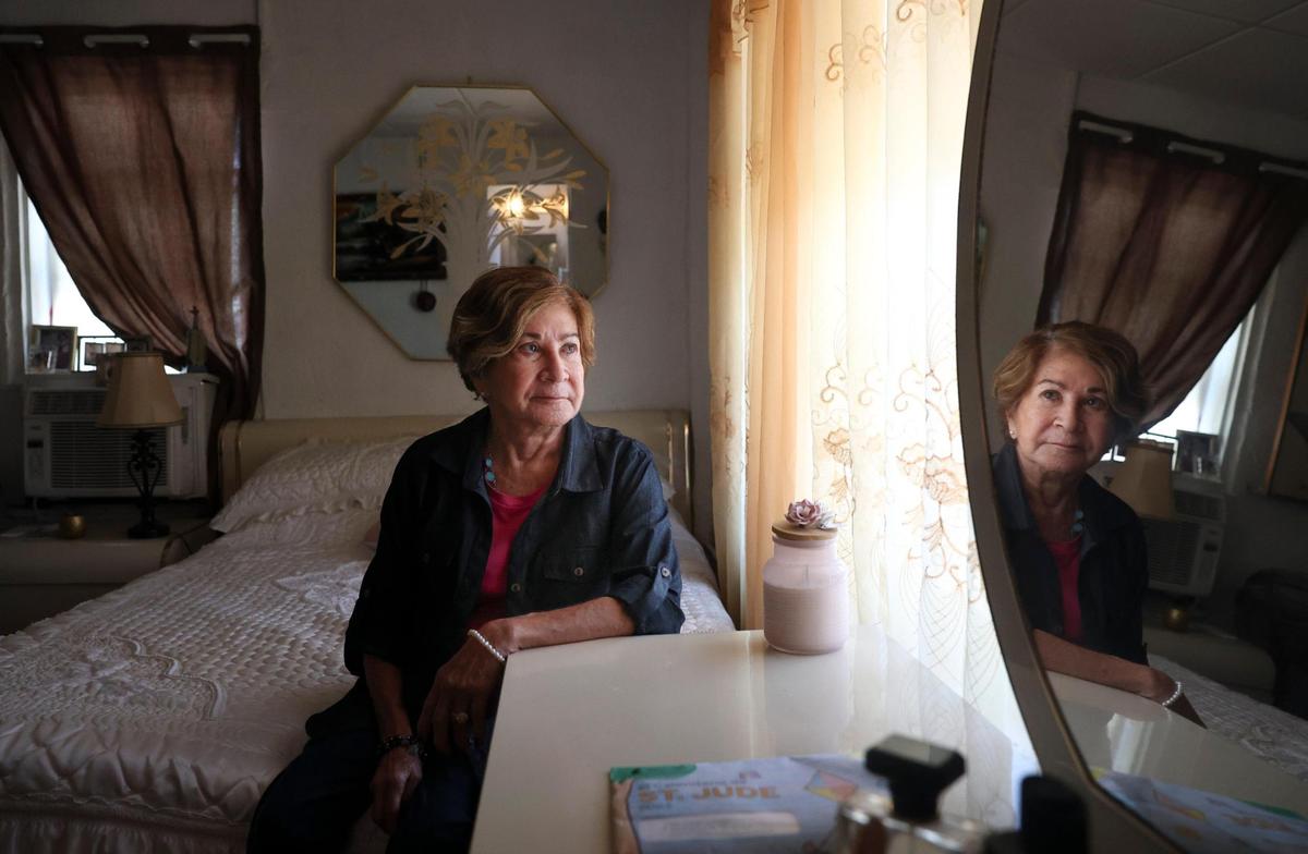 Carmen González en su habitación en los apartamentos Shep Davis en Miami Beach el 15 de septiembre de 2022. A González, quien recibe asistencia de vivienda del Plan 8 se le dijo que se mudara en medio de una disputa entre su propietario y  la Autoridad de Viviviendas de Miami Beach (HACMB).