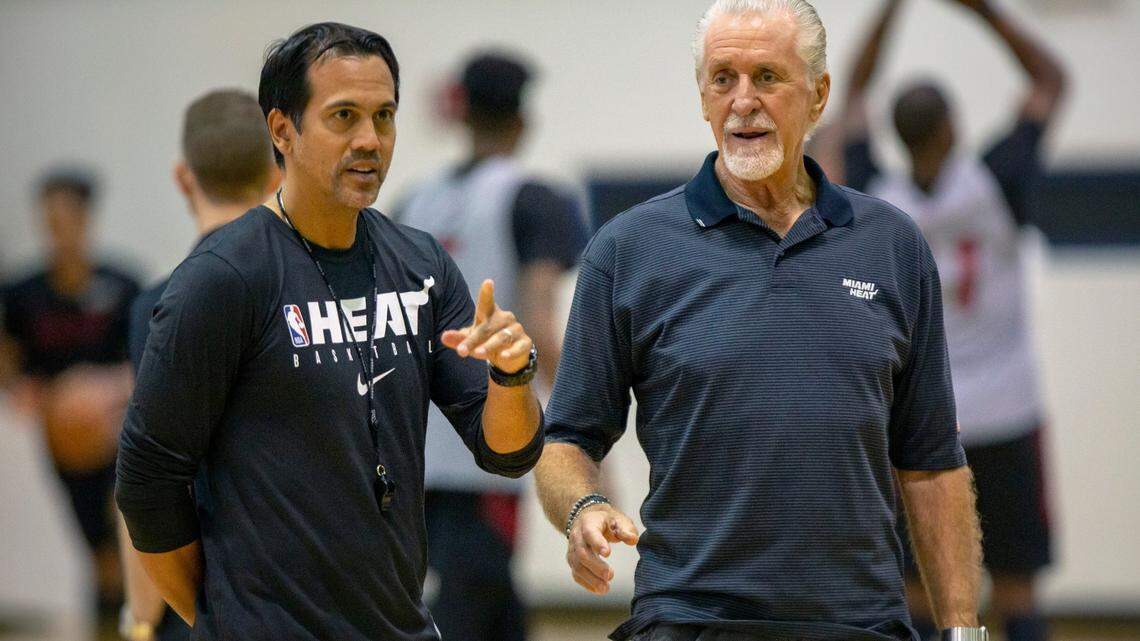 El entrenador del Heat, Erik Spoelstra (izq.) y el presidente del equipo, Pat Riley, durante una práctica en el campamento de entrenamiento el 4 de octubre de 2020.