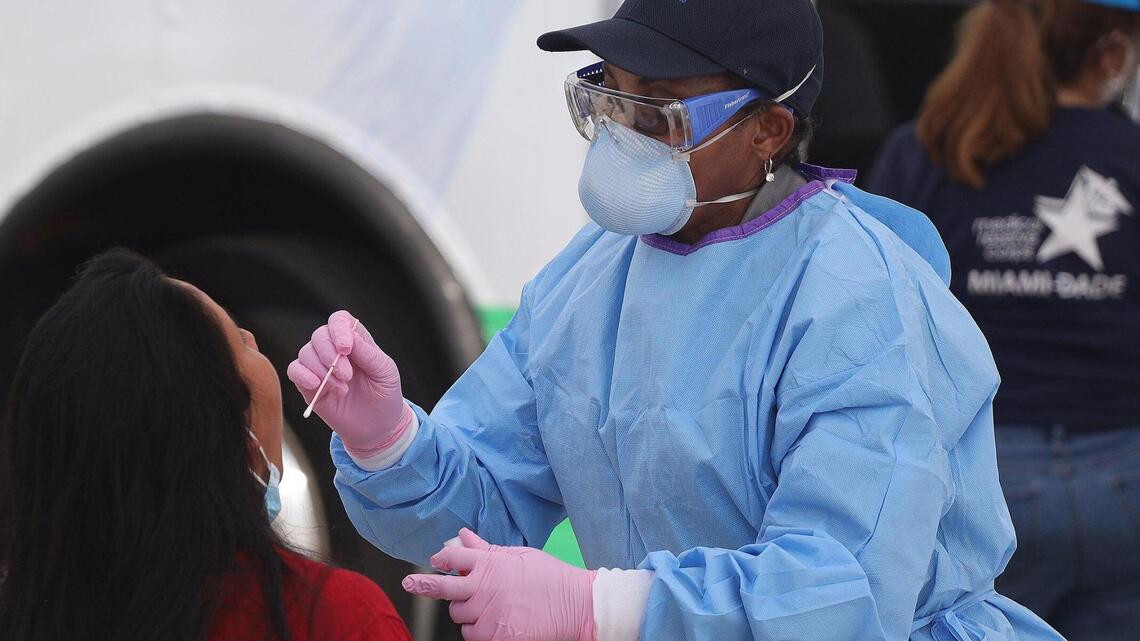 Cerca de 3,200 nuevos casos de COVID-19 y 100 muertes más en Florida de cara al feriado