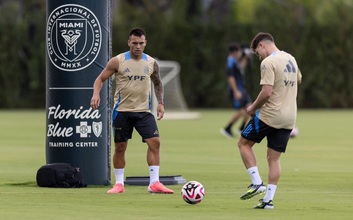 Argentina’s forwards Lautaro Martínez, left, and Julián Álvarez pass around a ball at the Florida Blue Training Center.