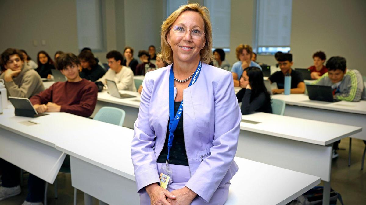 Arlene S. Martínez, ganadora del Cuadro de Honor de The Miami Herald, es orientadora en la School for Advanced Studies, Campus Wolfson, en el downtown de Miami. En la imagen aparece con sus estudiantes en la escuela el 29 de marzo de 2023.