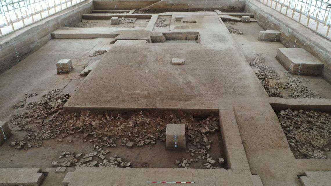 Archaeologists excavating the ruins of two palace buildings in Yueyang City stumbled on the oldest flush toilet ever found, photos show.
