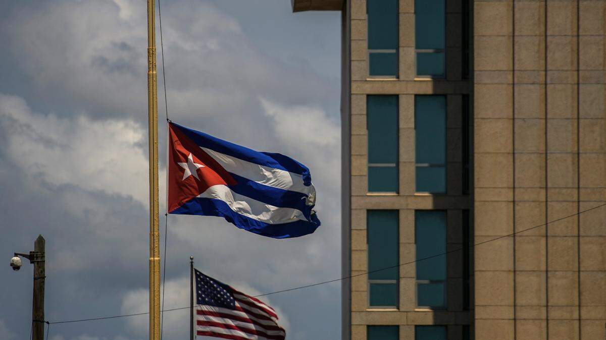 Una bandera cubana ondea junto a una bandera estadounidense frente a la embajada de Estados Unidos en La Habana.