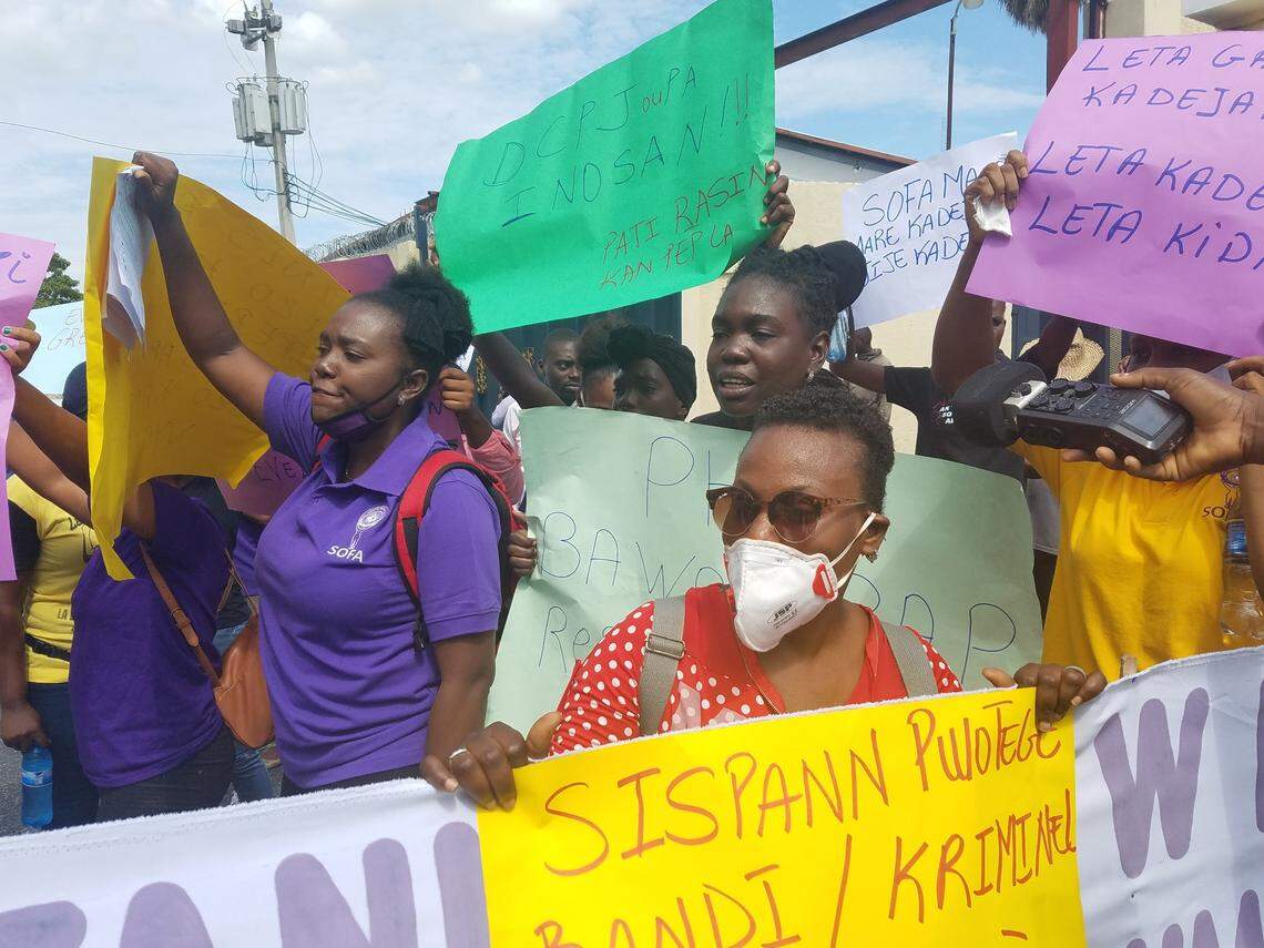 After the horrific killing of high school student Evelyne Sincère in Port-au-Prince, feminists with the Solidarite Fanm Ayisyen/Haitian Women’s Solidarity, or SOFA, in Haiti staged a sit-in in front of the women’s affairs ministry and the Ministry of Justice and Public Security to demand that “the State stops protecting bandits, criminals and rapists.”