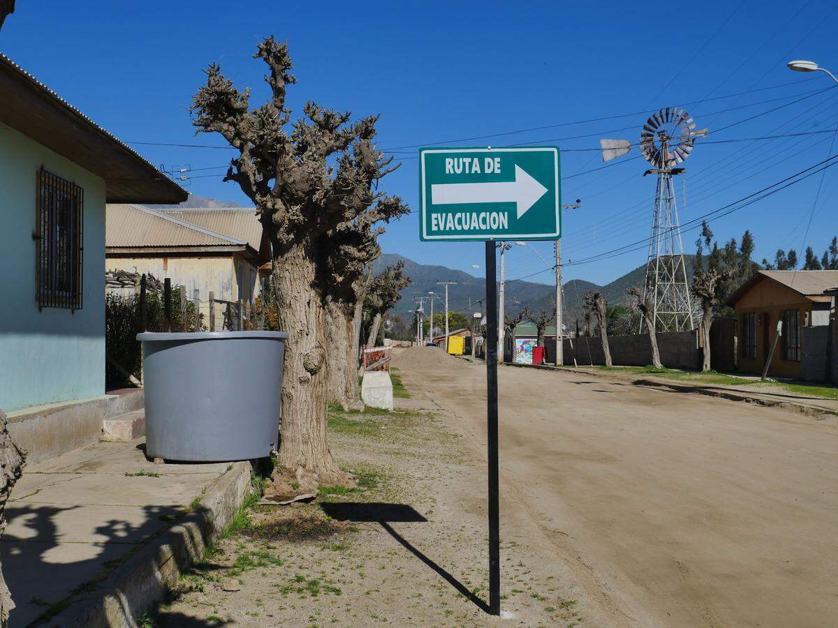 Sign points to evacuation route directing residents to safety.