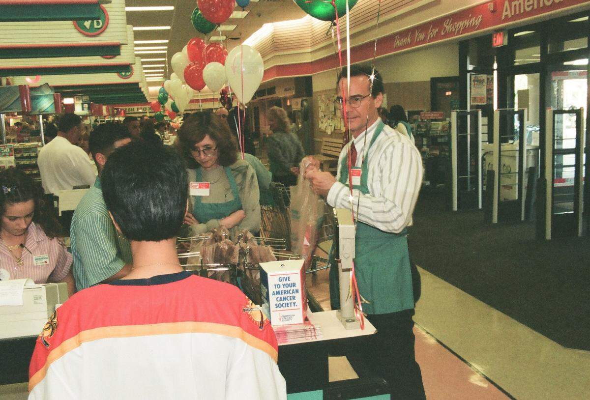 In 1999, workers and customers celebrate the opening of a South Florida Winn-Dixie.