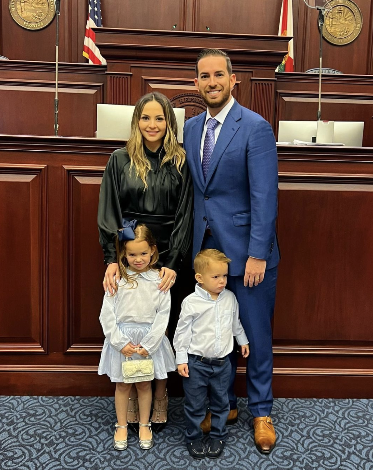 El representante de Miami Daniel Pérez y su esposa, Stephanie Pérez, con sus hijos, Camila Lucía Pérez y Matías Daniel Pérez. Pérez fue designado presidente entrante de la Cámara el 18 de septiembre de 2023.