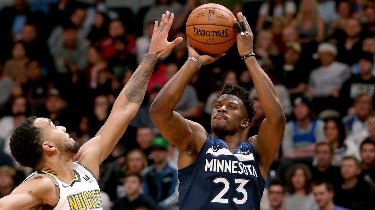 Jimmy Butler, de los Timberwolves, tira al aro sobre el jugador de los Nuggets Trey Lyles la pasada temporada.