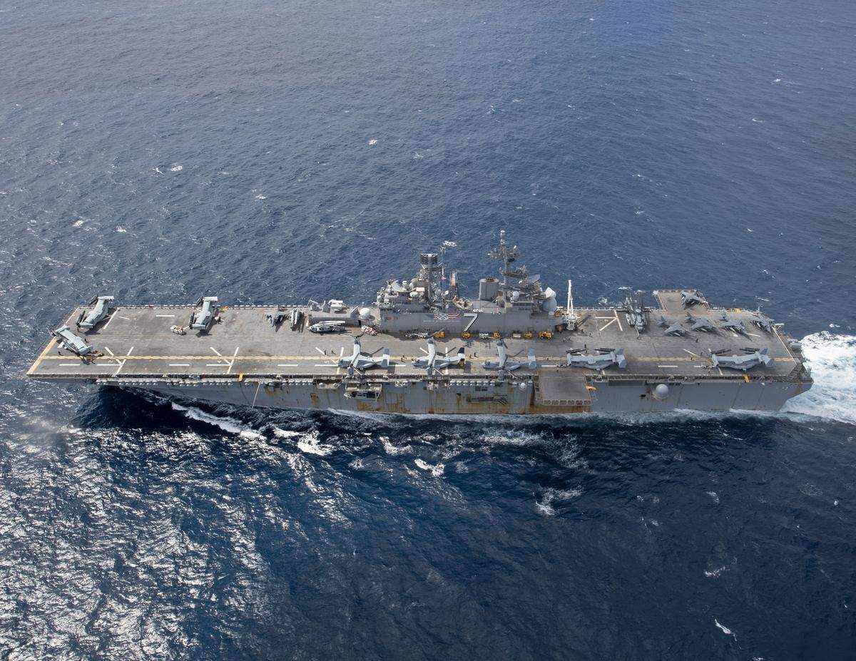 210304-N-WP865-1091 OCÉANO ATLÁNTICO (4 de marzo de 2021) El buque de asalto anfibio clase Wasp USS Iwo Jima (LHD 7) lleva a cabo operaciones rutinarias en el Océano Atlántico, el 4 de marzo de 2021. El Iwo Jima está realizando entrenamientos con el Escuadrón Anfibio 4 y la 24ª Unidad Expedicionaria de Marines (24th MEU) como parte del Grupo Anfibio Listo de Combate Iwo Jima. (Foto de la Marina de EE.UU. por el Especialista en Comunicación de Masas de Segunda Clase Brenton Poyser)