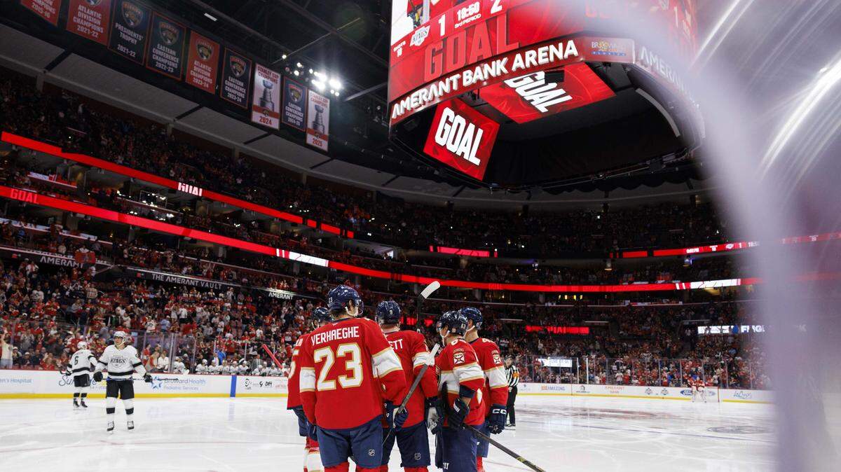 Florida Panthers react to a goal by center Sam Bennett (9) during the third period of a game against the Los Angeles Kings on Wednesday, Dec. 17, 2025, at Amerant Bank Arena in Sunrise, Fla. The Florida Panthers won 3-2.