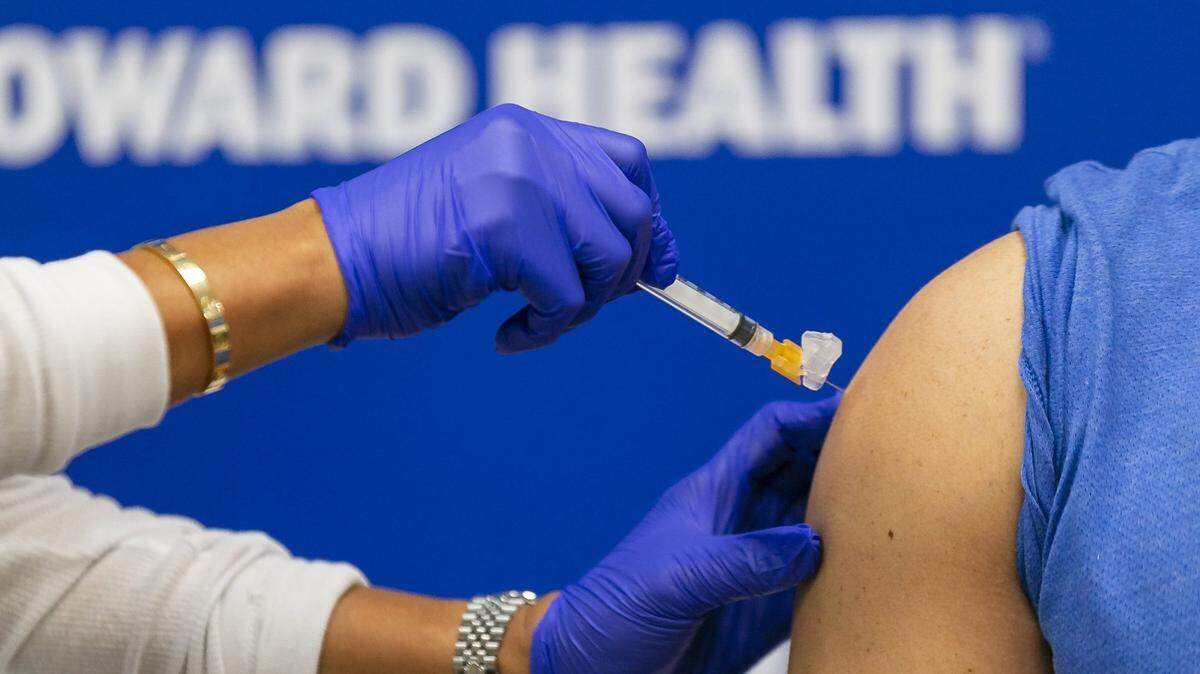 Una enfermera administra la vacuna Moderna contra el COVID-19 en Broward Health Imperial Point en Fort Lauderdale, Florida, el 23 de diciembre de 2020.