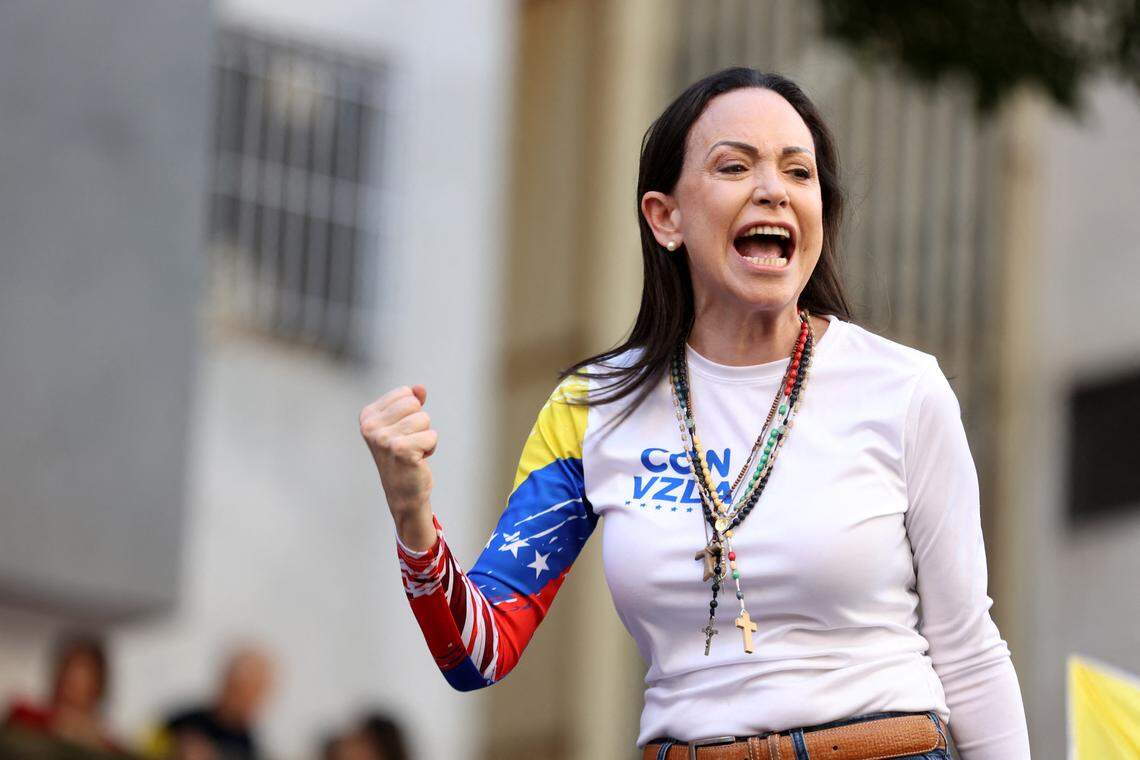 La líder opositora venezolana, María Corina Machado, se dirigae a sus simpatizantes durante una protesta convocada por la oposición en vísperas de la investidura presidencial en Caracas el 9 de enero de 2025. 