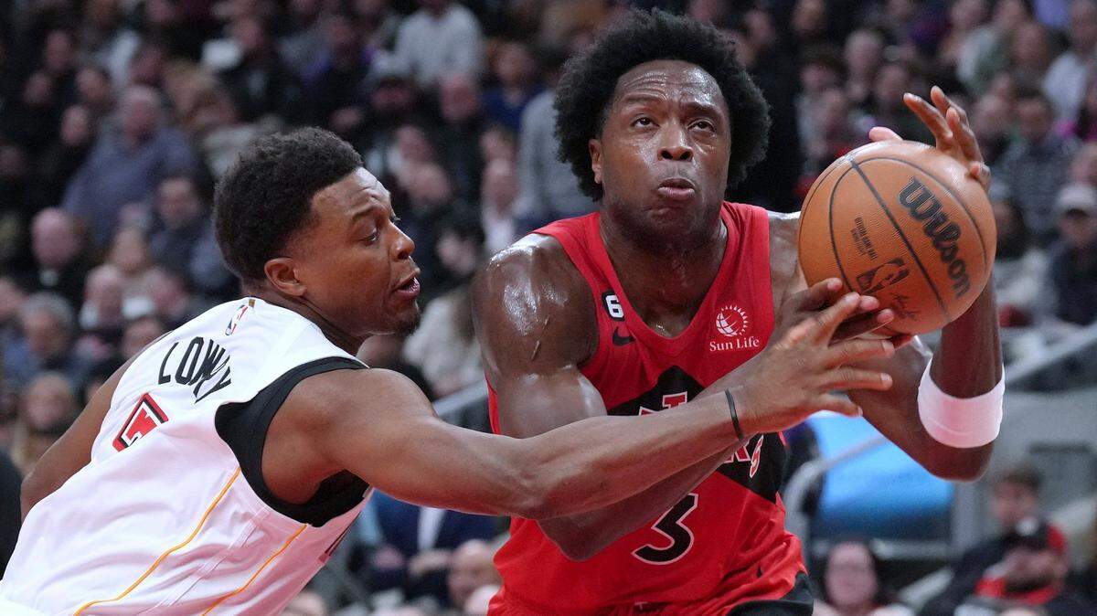 Toronto Raptors’ O.G. Anunoby, right, drives past Miami Heat’s Kyle Lowry during the first half of an NBA basketball game Wednesday, Nov. 16, 2022, in Toronto.