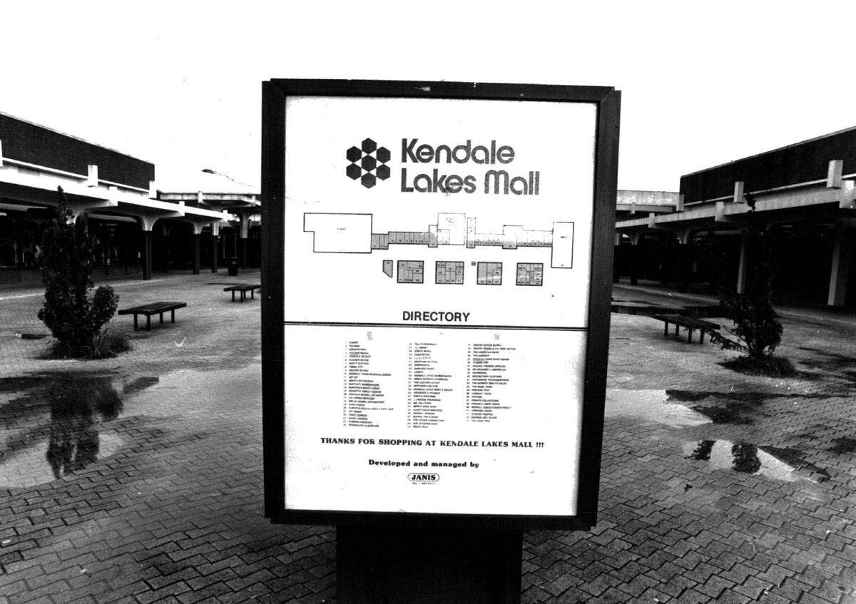 Kendale Lakes Mall sign in 1992.