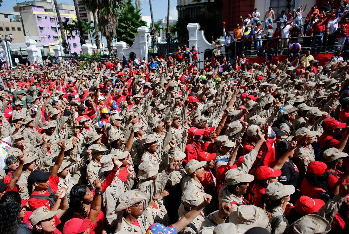 Milicianos venezolanos aplauden al presidente Nicolás Maduro frente al Palacio de Miraflores, en Caracas, en una imagen del 6 de agosto del 2018.