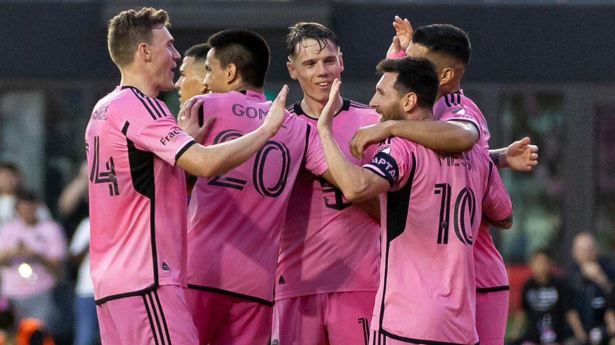 El delantero del Inter Miami Lionel Messi (10) celebra con sus compañeros de equipo después de anotar un gol contra Orlando City, en el partido de la MLS celebrado el 2 de marzo de 2024 en el Chase Stadium en Fort Lauderdale, Florida.